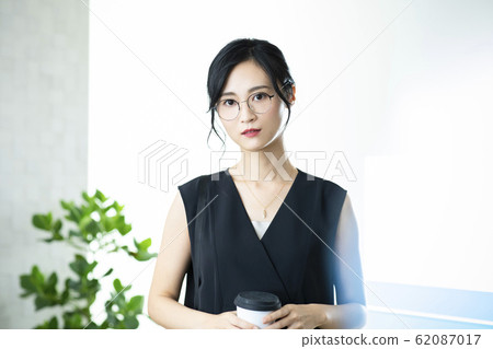 Woman glasses coffee Woman glasses coffee 62087017