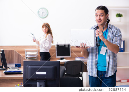 Young male it specialist in the office Young male it specialist in the office 62087534