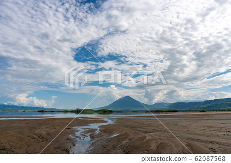Pink lesser Flamingos at Lake Natron with Ol Doinyo Lengai volcano on background in Rift valley, Tanzania 62087568