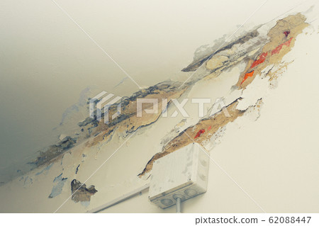 Damage ceiling from water pipelines leakage. 62088447