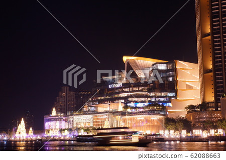 Night view of the shopping center "Icon Siam" and its surroundings in Bangkok, Thailand 62088663