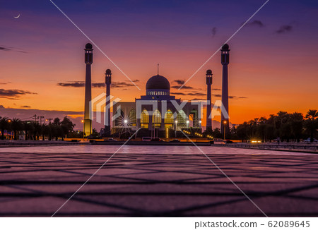 Evening light around the mosque in central Songkhla This place is popular with both Thai and Malaysian people to come to see the beauty and make merit Evening light around the mosque in central Songkhla This place is popular with both Thai and Malaysian people to come to see the beauty and make merit 62089645