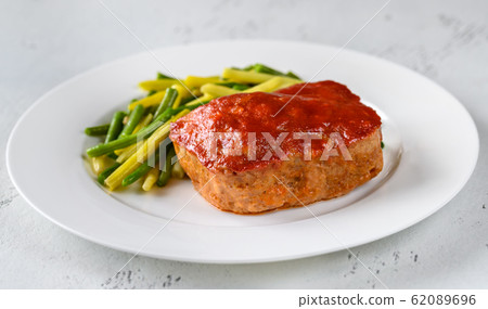 Meatloaf with green beans Meatloaf with green beans 62089696