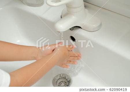 Hand of child washing hands with running water immediately after returning home to prevent infectious disease Hand of child washing hands with running water immediately after returning home to prevent infectious disease 62090419