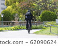 Men bicycle commuters 62090624