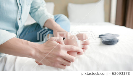 applying cream for athletes foot applying cream for athletes foot 62093378