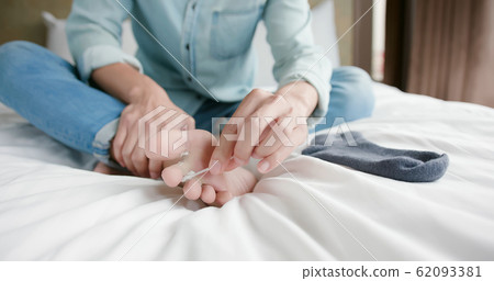 applying cream for athletes foot applying cream for athletes foot 62093381