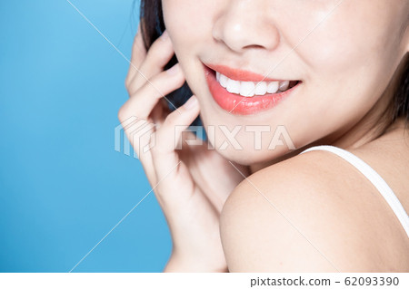 woman has healthy teeth 62093390