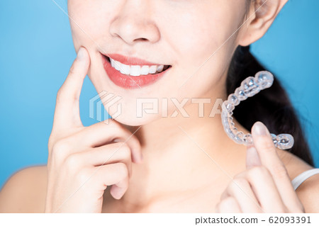 woman take her invisible brace 62093391