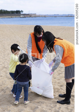 High school students and children doing local activities 62095280