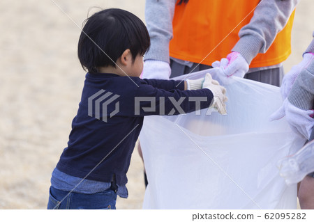 High school students and children doing local activities 62095282