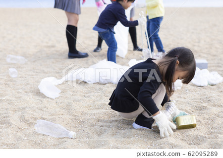 High school students and children doing local activities High school students and children doing local activities 62095289