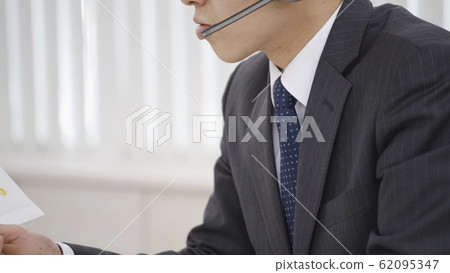 接到客戶支持電話的接線員 62095347