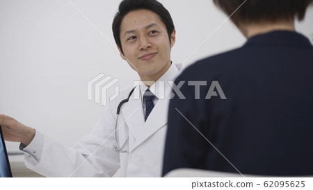 Doctors treating patients Doctors treating patients 62095625