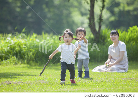 父母和孩子在公園玩耍 62096308