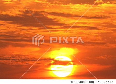 Sunset clouds and sunset that dye the entire sky in madder color Sunset clouds and sunset that dye the entire sky in madder color 62097342