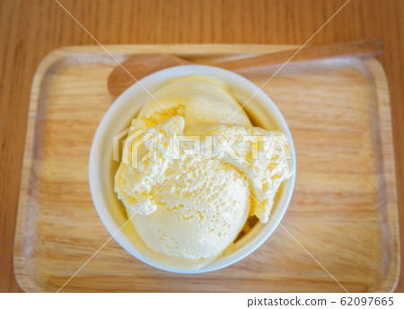 ice cream cup on wooden tray / Yellow vanilla ice ice cream cup on wooden tray / Yellow vanilla ice 62097665