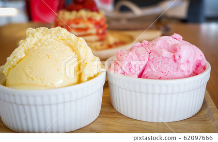 ice cream cup on wooden tray / Yellow vanilla and 62097666