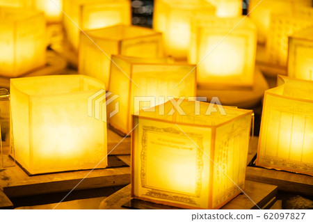 水燈籠，祈禱，水燈籠，慶典，玉蘭盂蘭盆節，泰國水燈籠，宗教節日，水燈籠 62097827