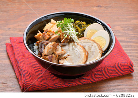 茶碗。豬肉烤豬肉(sha鍋),米飯,高野醃製,肉桂,西蘭花芽,調味雞蛋。 茶碗。豬肉烤豬肉(sha鍋),米飯,高野醃製,肉桂,西蘭花芽,調味雞蛋。 62098252