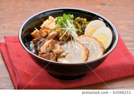 茶碗。豬肉烤豬肉（sha鍋），米飯，高野醃製，肉桂，西蘭花芽，調味雞蛋。 62098253