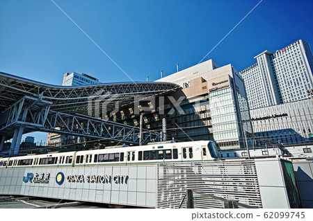 大阪梅田JR大阪站和大阪環線（大和寺急行）的大屋頂 62099745
