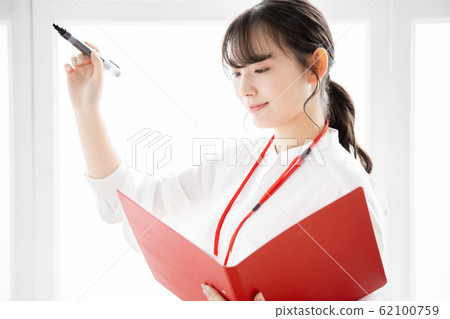 年輕女性上班族 62100759