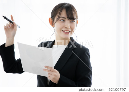 年輕女性上班族 62100797