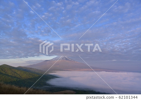 在雲海上空的雲。 62101344