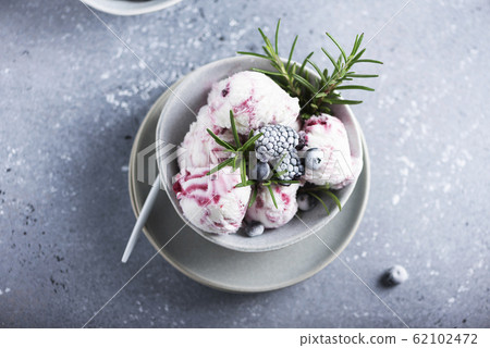 ice cream with frozen blueberry 62102472