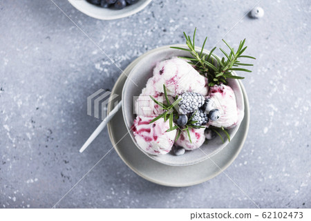 ice cream with frozen blueberry 62102473