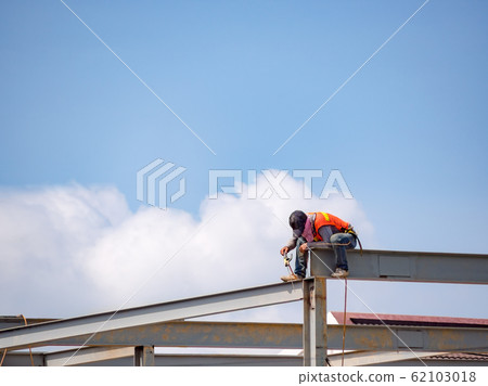Builder welding on high-rise steel frame Builder welding on high-rise steel frame 62103018