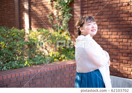 豐滿的女人打扮 豐滿的女人打扮 62103702