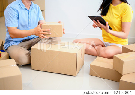 Thai entrepreneur couple are packing the box. 62103804