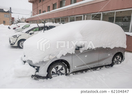 汽車埋在雪中 62104847