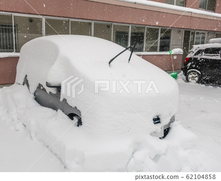 汽車埋在雪中 汽車埋在雪中 62104858