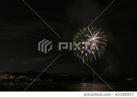 [Yugawara Onsen Maritime Fireworks Festival] 62106937