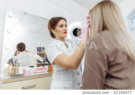 Cosmetologist preparing for permanent makeup, Cosmetologist preparing for permanent makeup, 62106977