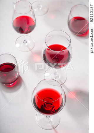 wine in different glasses, top view 62110187