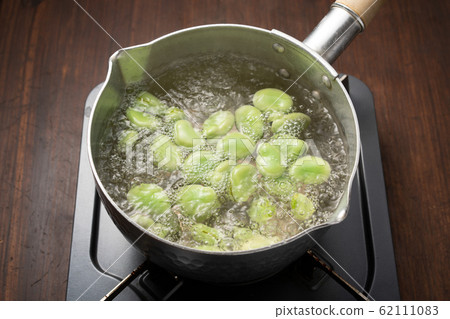 Boil silkworm beans 62111083