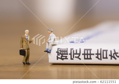 商人談論報稅表 62111551