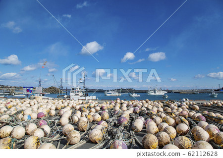 浮標和漁船漁港港口 62112628