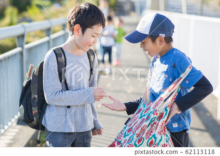 Children returning home 62113118