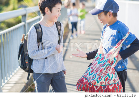 Children returning home 62113119