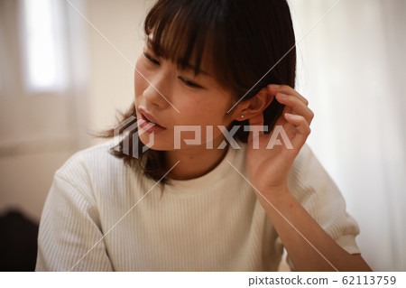 Women who feel discomfort in their ears 62113759