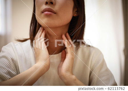 Women who feel discomfort in their throat Women who feel discomfort in their throat 62113762