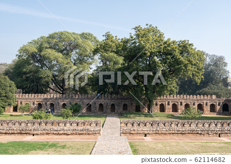 humayuns tomb surrounding wall 62114682