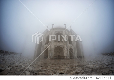 taj mahal covered in fog 62115441