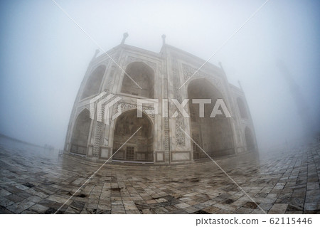 taj mahal covered in fog 62115446