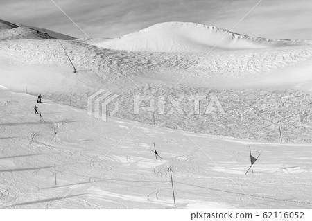 Trace for ski slalom with gates marked by flags, 62116052